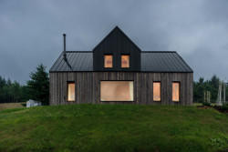 Architektovi se ale povedlo prosadit velkoformátové fixní okno. To je výjimka. (OK PLAN ARCHITECTS, Rodinná bouda)