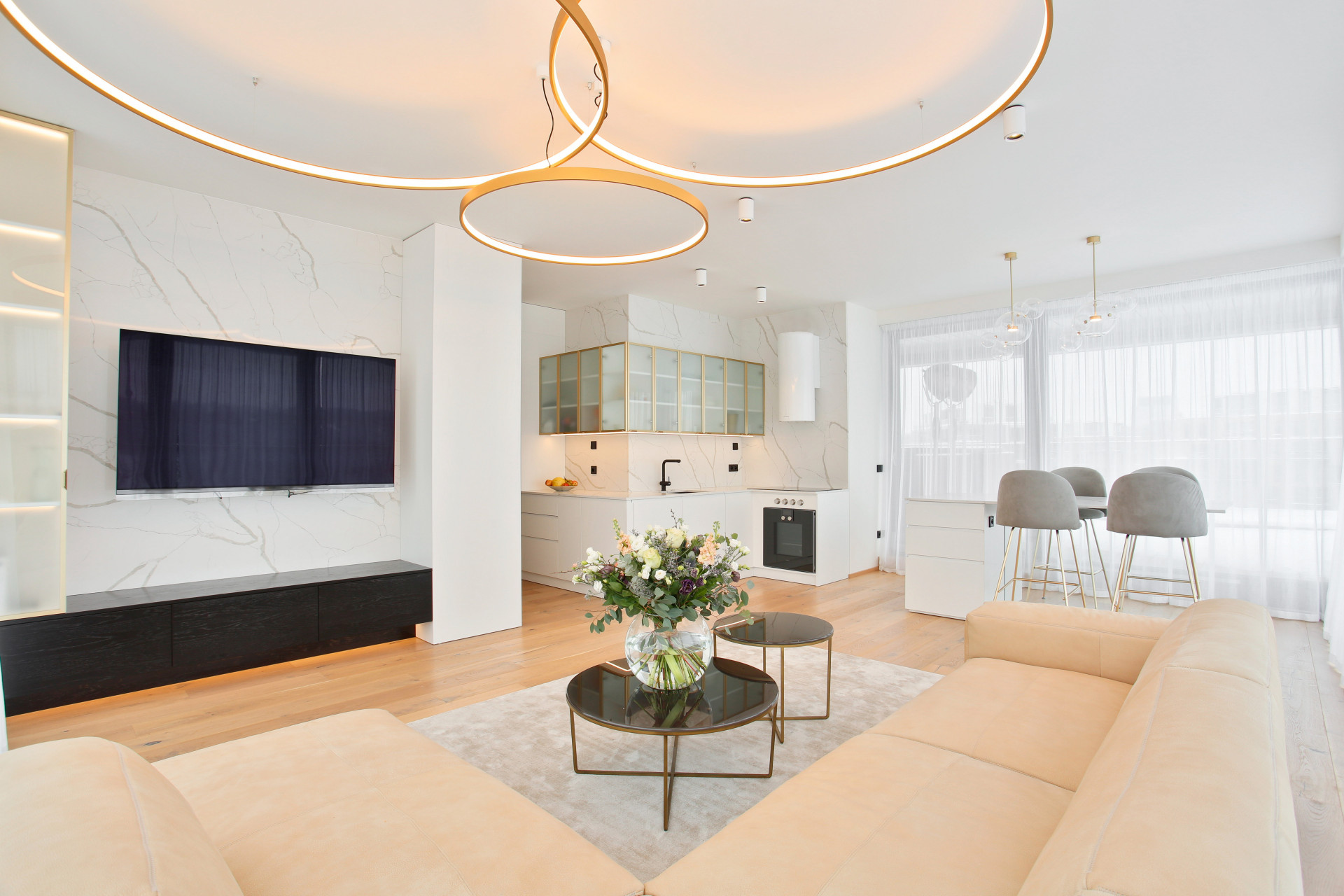 Kombinace bílé a zlaté působí harmonicky a dodává místu punc luxusu.