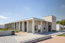 Náměstí tvoří přirozené centrum života, obklopují jej budovy s veřejnou funkcí. (Obytný soubor Dolina v Lysolajích, knesl kynčl architekti)