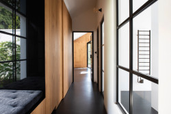 Okno s lavičkou (Bílý dům v Lysolajích, skvadra architekti)