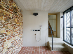 Pohled do interiéru bytu (Bytový dům na Malé Straně; architektonický ateliér Ladislava Lábuse)