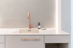 Detaily působí luxusně: například zlatá madla či vodovodní baterie.