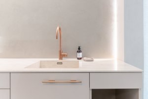 Detaily působí luxusně: například zlatá madla či vodovodní baterie.