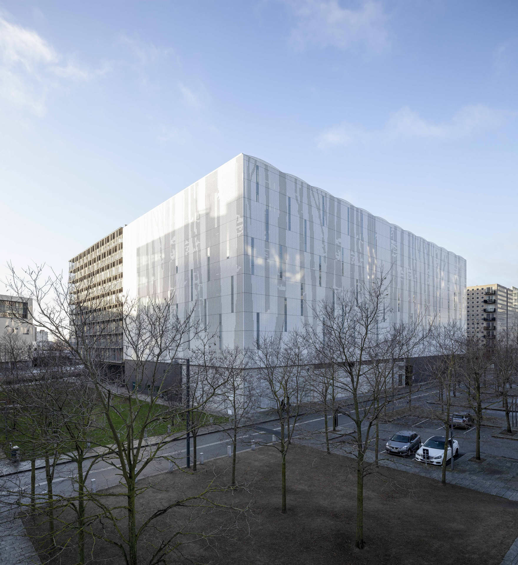 Další parkovací dům, opět předměstí Ørestad. „Chtěli jsme, aby budova sama o sobě nesignalizovala „parkoviště“. Funkci a identitu budovy motoristům prozradí až samotné značení v ulici,“ popisují hlavní myšlenku této stavby architekti z ateliéru PLH.