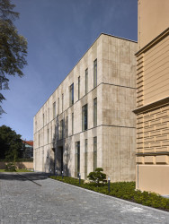 Rekonstrukce a dostavba Korejského velvyslanectví v Praze, SIAL architekti a inženýři spol. s r.o.: Konstrukční výšky přístavby se inspirují stávající budovou novorenesanční vily