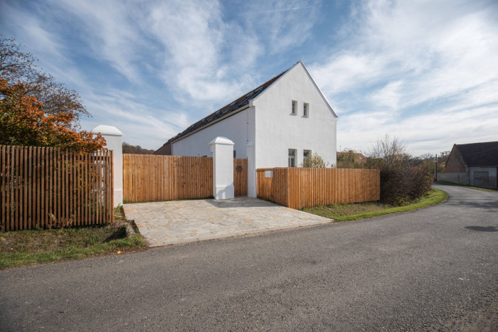 Skvadra architekti - Přestavba stavení v severních Čechách: Původní obytná část stavení zůstala zachována, druhá musela k zemi