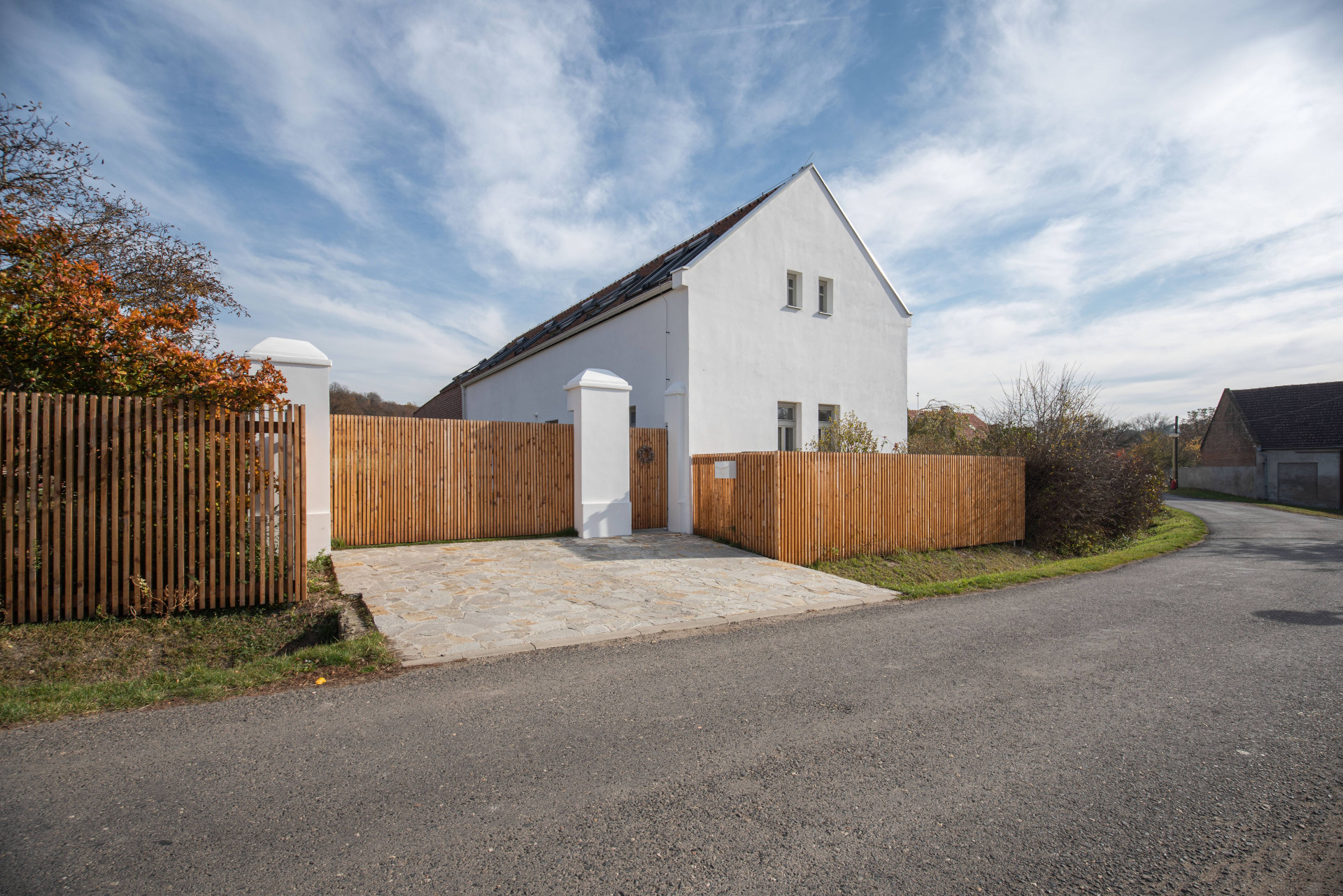 Skvadra architekti - Přestavba stavení v severních Čechách: Původní obytná část stavení zůstala zachována, druhá musela k zemi