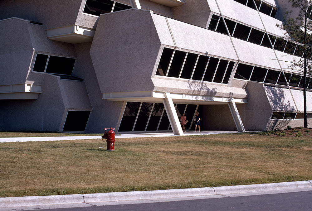 Budova Burroughs Wellcome ve městě Durham, Paul Rudolph, 1969-72 © Massachusetts Institute of Technology, photograph by G. E. Kidder Smith