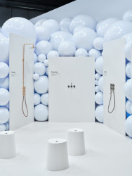 Česká společnost Ravak se prezentuje na milánském Salone del Mobile. Jejich ambientní, vizuálně atraktivní expozici navrhlo renomované autorské duo Vrtiška & Žák.