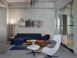 Konsepti nedávno otevřelo nový showroom s velkoformátovou projekcí, která v mnohém posouvá hranice vizualizací interiérů, za architektonickým návrhem stojí studio Perspektiv