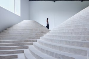 ... a pak se člověk ocitne v prostoru vysokém 12 metrů. (Sídlo a showroom Janošík, Jakub Janošík)
