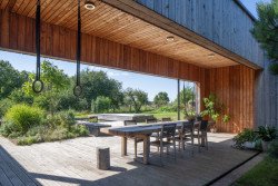 Na kryté terase je velký stůl. (Rodinný dům u Rozkoše, MOLO architekti)