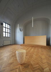 Sbor ČCE na Smíchově, MCA atelier: Křtitelnice, v pozadí kazatelna.