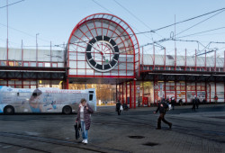 V jádru města stojí červený terminál MHD, tak zvaná Fügnerka, kterou před zhruba třiceti lety navrhl architekt Patrik Kotas.