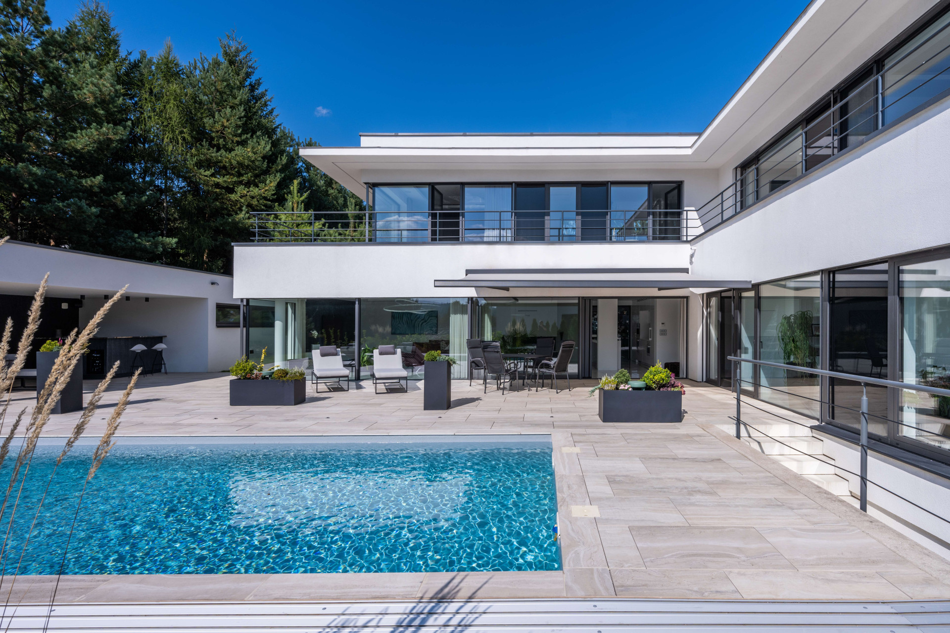 Ateliér Kareš Arch zrealizoval v Brně neofunkcionalistickou vilu, která se otevírá do zahrady