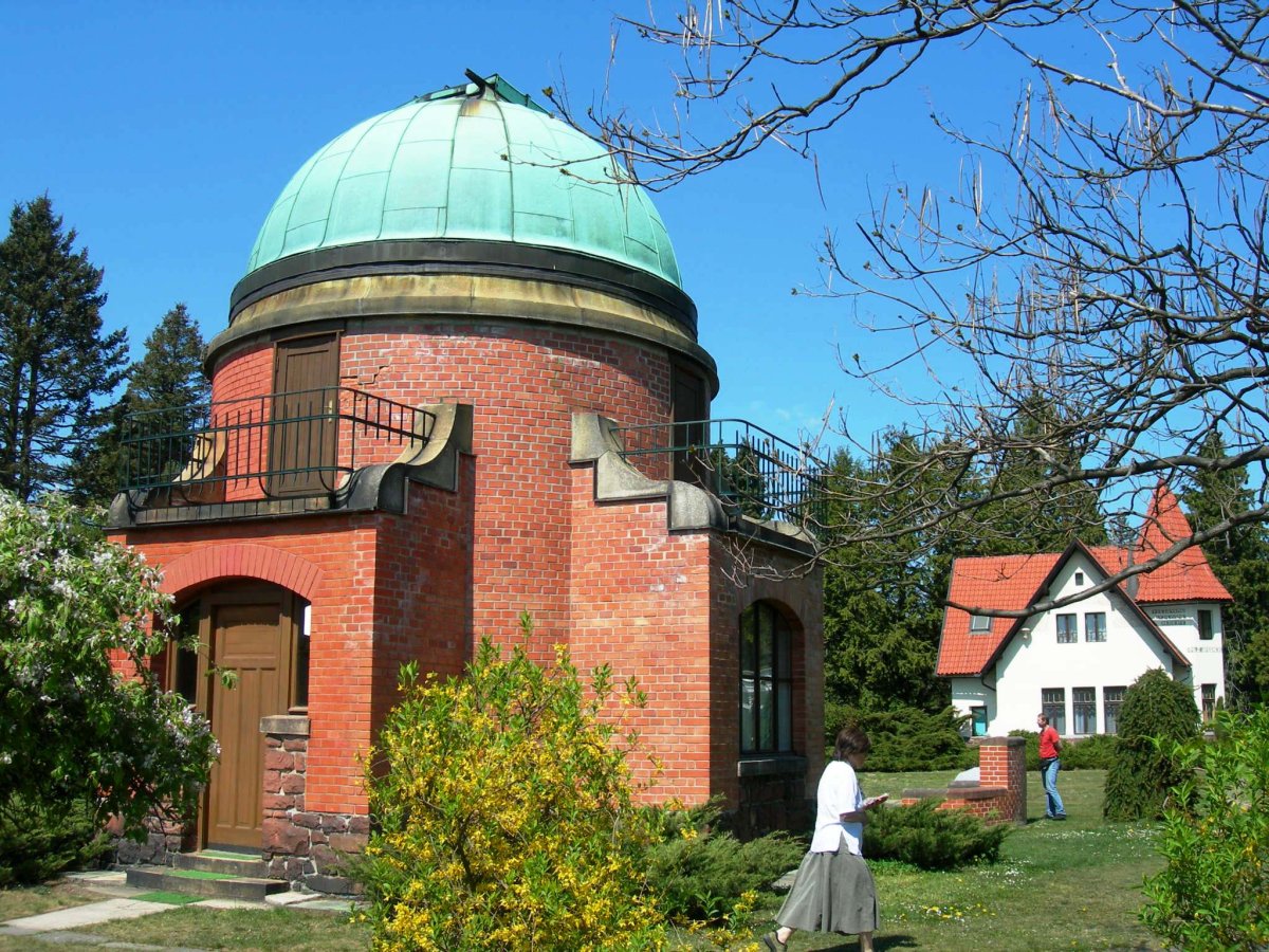 Hvězdárna Ondřejov, kterou založil po smrti svého bratra Josef Jan Frič.  (ZŠ bratří Fričů v Ondřejově; ATELIER 6)