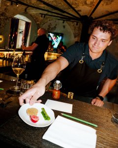 Restaurace Marie B, Olgoj Chorchoj: Šéfkuchař Jiří Šoura sedm let působil v michelinské La Degustation Boheme Bourgeoise. Nyní povede její dceřinný podnik Marii B