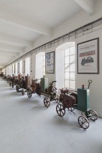 Kromě těch textilních a parních jsou zde k vidění také automobily, motocykly, stroje na zpracovávání dřeva nebo třeba transmisní strojírna se stroji obráběcími. (Muzeum starých strojů a technologií v Žamberku, Ateliéru Walter)
