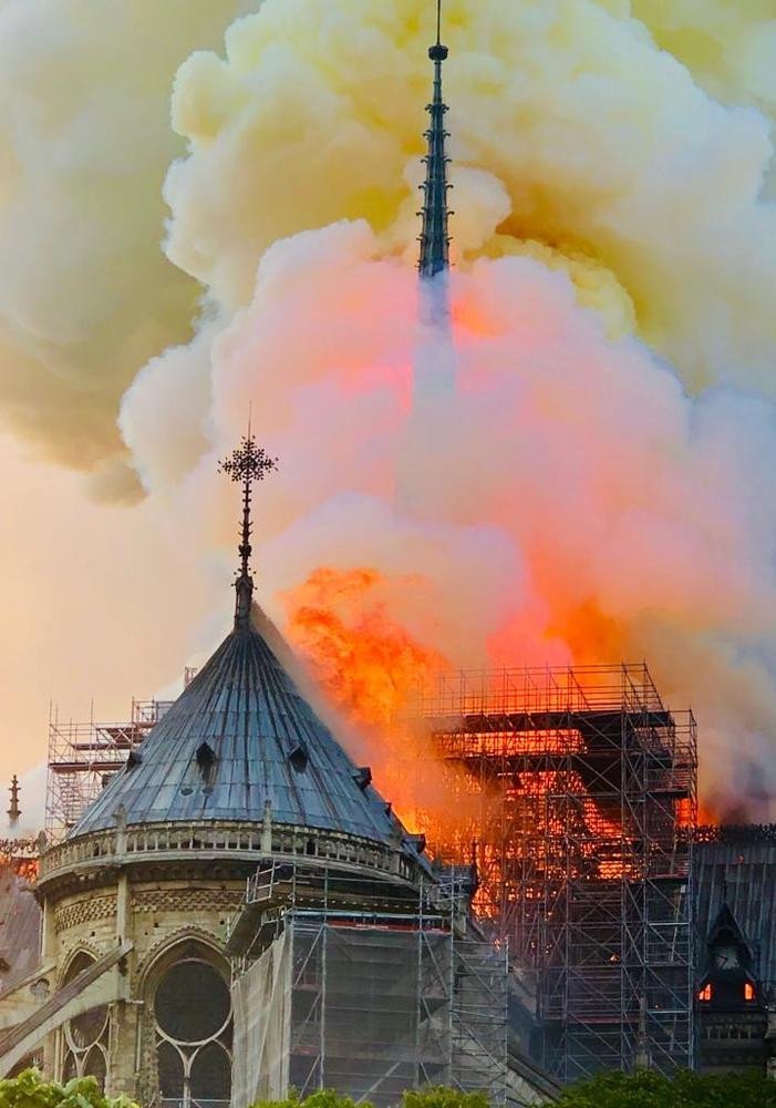 Gotická katedrála Notre-Dame v Paříži při požáru 15. dubna