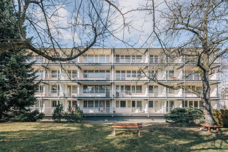 Re:architekti opravili fasádu a přidali nové lodžie paneláku v pražské Hostivaři