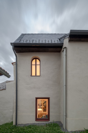 Obnovena byla i původní špaletová okna s kováním. (Rykonstrukce bývalé Synagogy v Rabí; MAM ateliér)