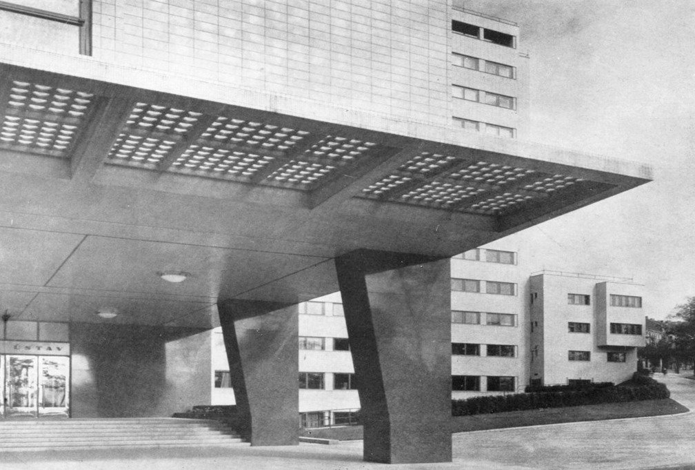 Všeobecný penzijní ústav, dnes Dům Radost, na pražském Žižkově od architektů Josefa Havlíčka a Karla Honzíka, 1932−1934