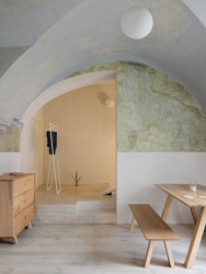 Podle odborné poroty je rekonstrukce kláštera v Rožnavě „ukázkou síly místní participace a kolektivního úsilí“. (Sadovsky & Architects, Apartmány v Rožnavě)