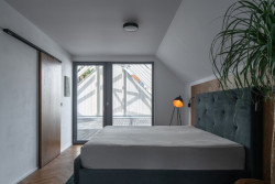 Z ložnice se dá vyjít na terasu, která je přímo nad průjezdem. (Zapomenutá stodola, Karnet architekti) 