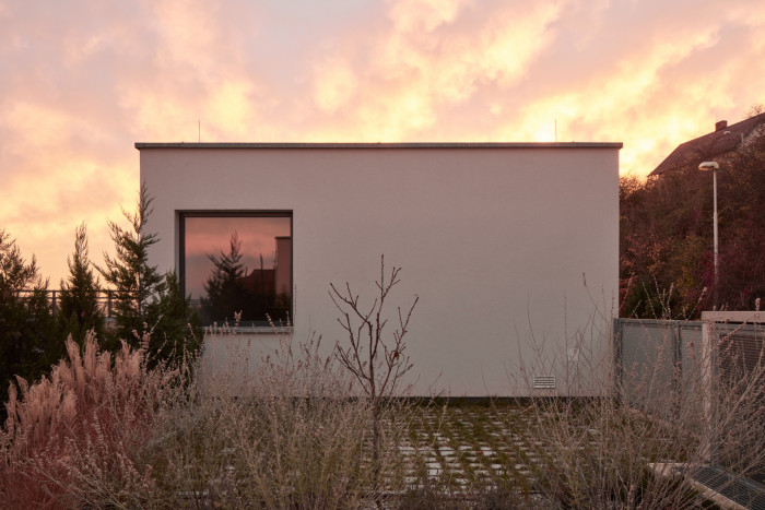 Dvě identické vily od studia Jestico + Whiles na jihozápadě Prahy