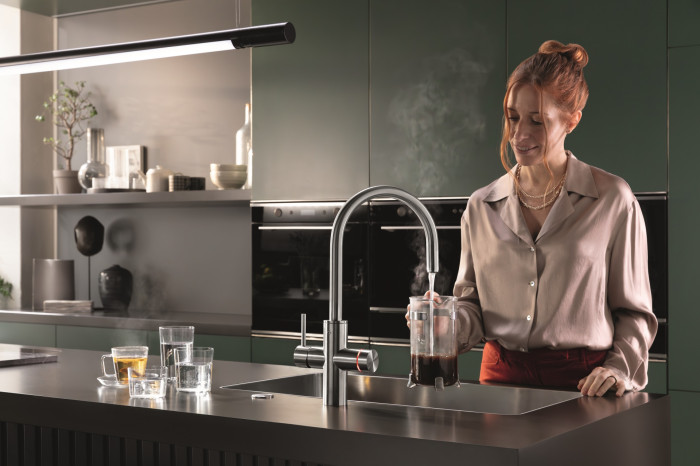 Filtrační baterie Mythos Water Hub All in One od Franke pro filtrovanou vodu horkou, studenou i perlivou.