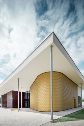 Pavilon hudební školy v rakouském Buchkirchenu s hliníkovou fasádou