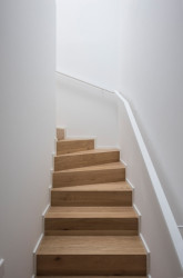 Jeden z bytů je mezonetový s dubovým schodištěm. (Terasový dvojdům v Krči, martin cenek architecture)