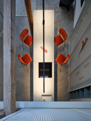 V celém bytě převládají světlé tóny – smetanová bílá, jemné odstíny šedé a modré. (Podkrovní byt na Arbesově náměstí od Formafatal)