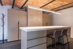 Jelikož měl prostor vysoké stropy, navrhla do něj architekta mezipatro - slouží pro schůzky týmu Danfil.