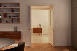 Díky propojení haly s hlavní obytnou místností přes dvoukřídlé původní repasované dveře může být prostor vnímán jako celek. 