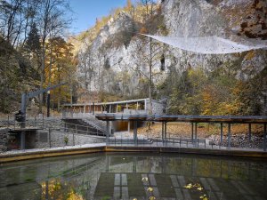 Architektonická kancelář Burian-Křivinka, Vstupní budova areálu Punkevních jeskyní v Moravském krasu – foto