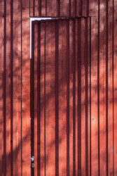 Chata v Sušici, BYRÓ architekti: Celá hmota chaty je obložená nehoblovanými střešními latěmi