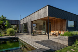 Fasáda se mění. Na vnějších plochách vystavených dešti šedne, na terase získává odstín teplé hnědé. (Rodinný dům u Rozkoše, MOLO architekti)