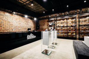 Redesign interiéru prodejny Footshop v pražském prostoru Vnitroblock, studio EYELEVEL.