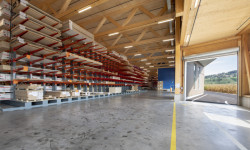 Mezi inspirativní projekty v sektoru výrobních a skladovacích hal patří například logistické centrum společnosti Kuratle & Jaecker ve Švýcarsku.