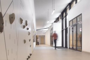 Mateřská škola Doubek v Pardubicích, Med Pavlík architekti: 
Hlavním komunikačním uzlem je převýšená chodba