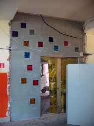 Pohľad zo vstupnej haly školy. Pôvodný stav a stavebné práce.