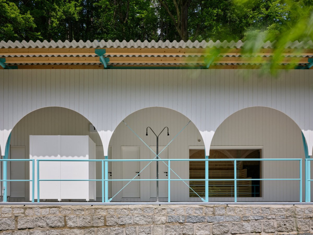 Najdeme tu sprchy, převlékárny i skříňky. (Zázemí Lesního koupaliště, Mjölk architekti, Marie Vondráková)
