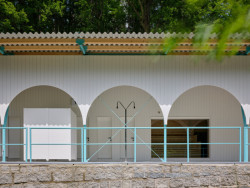 Najdeme tu sprchy, převlékárny i skříňky. (Zázemí Lesního koupaliště, Mjölk architekti, Marie Vondráková)