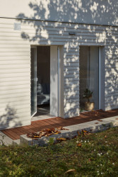 Nová terasa suterénního bytu v Praze od Matěje Šebka