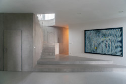 Interiéry nabízejí množství průhledů. (Vila za Prahou, Nacházel architekti)