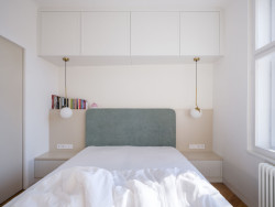 Ložnice rodičů (Rekonstrukce bytu v Praze, No Architects)