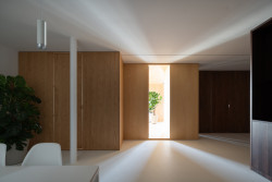 Ať už členové rodiny potřebují část dne pracovat v odděleném kancelářském prostoru, odpoledne byt otevřít pro narozeninovou oslavu, nebo přidat další místnost pro nového člena rodiny. (CHYBIK+KRISTOF, Flexibilní bydlení)