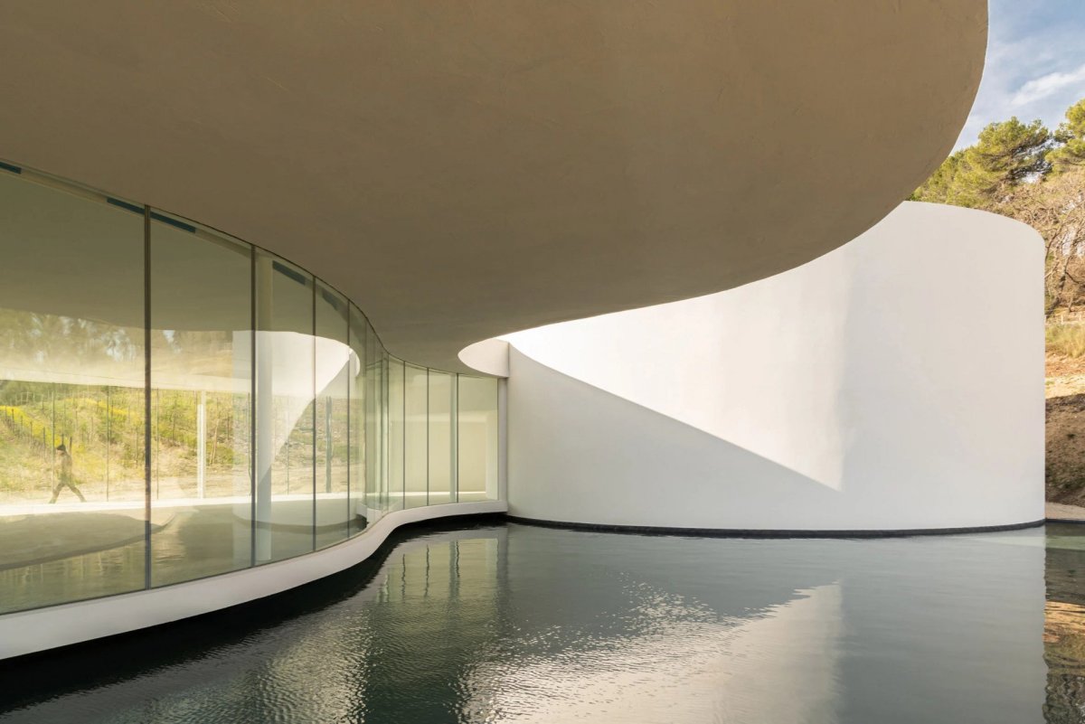 Pavilon podle návrhu Oscara Niemeyera v Provence