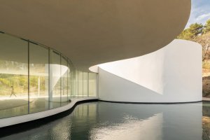Pavilon podle návrhu Oscara Niemeyera v Provence